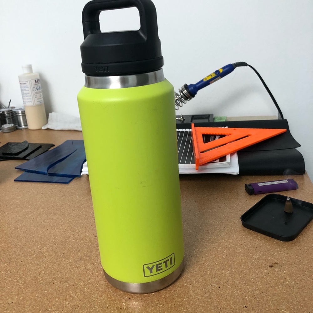 YETI RAMBLER 36 OZ BOTTLE WITH SRRW CAP. Green.